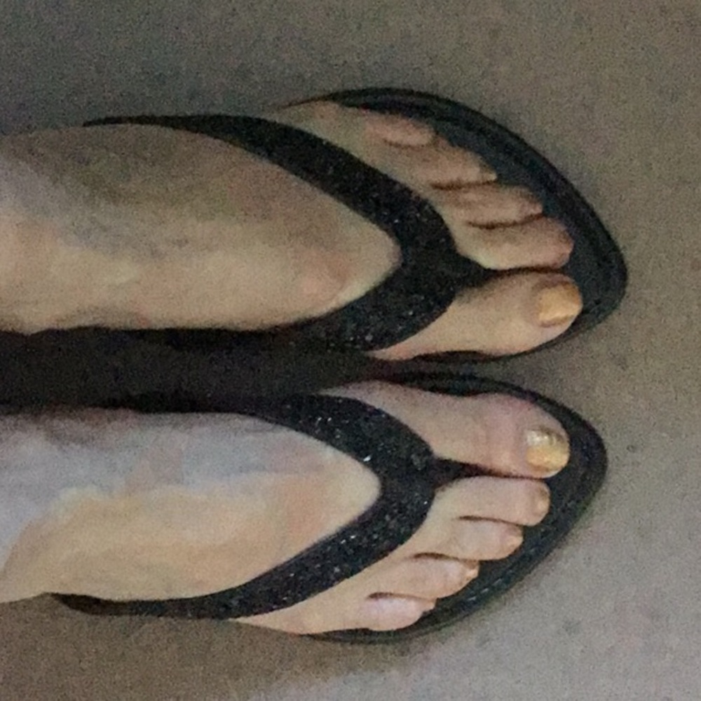 Leather flip flops with sequins